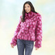 Kunstpelzjacken - Kurzjacke mit hohem Kuschelfaktor, in Größe 034 bis 050, in Farbe PINK-BEERE-CREME – Farbe PINK-BEERE-CREME – Ansicht 2