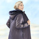 Jacken & Mäntel - Jacke mit saphirblauem Schimmer – Farbe BRAUN / SAPHIR – Ansicht 4 Jacken & Mäntel - Jacke mit saphirblauem Schimmer, in Größe 038 bis 054, in Farbe BRAUN / SAPHIR – Farbe BRAUN / SAPHIR – Ansicht 4