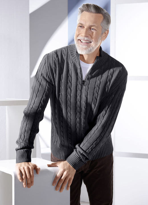 Strickjacken - Jacke mit durchgehendem Reißverschluss in 5 Farben, in Größe 046 bis 062, in Farbe BEIGE Ansicht 6