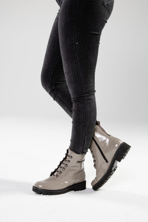 Stiefel & Stiefeletten - Remonte Stiefelette mit trendigen Zierketten in Schnür-Optik, in Größe 036 bis 042, in Farbe TAUPE – Farbe TAUPE – Ansicht 