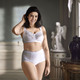 Soft-BH - Miss Mary BH mit elastischen Spitzeneinsätzen – Farbe WEISS – Ansicht 2 Soft-BH - Miss Mary BH mit elastischen Spitzeneinsätzen, in Größe 080 bis 120, in Cup H, in Farbe MARINE – Farbe WEISS – Ansicht 2