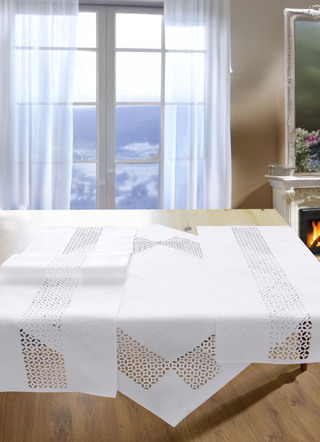 Tischdecke mit dekorativer Lochstanzung
