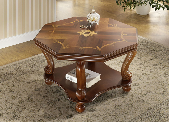 - Zeitlos eleganter, teilmassiver Couchtisch, in Farbe NUSSBAUM, in Ausführung Tischplatte mit Intarsien