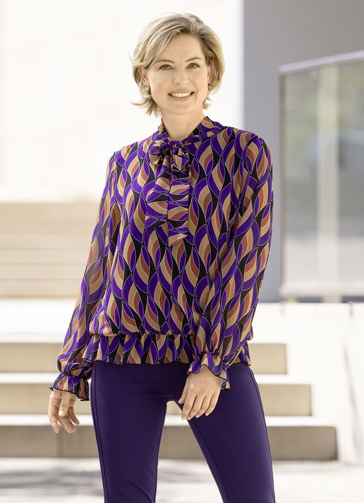 Langarm - Fabelhafte Bluse mit Bindeband, in Größe 036 bis 050, in Farbe SCHWARZ-LILA-CAMEL Ansicht 3