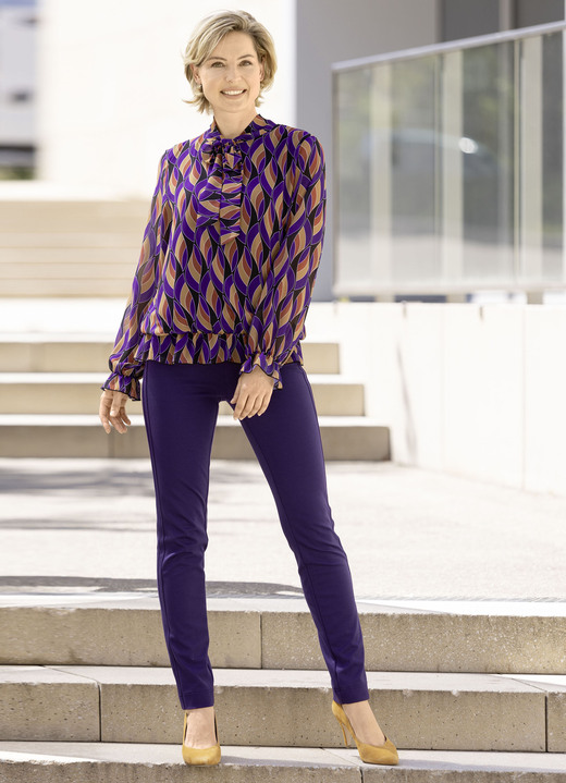 Langarm - Fabelhafte Bluse mit Bindeband, in Größe 036 bis 050, in Farbe SCHWARZ-LILA-CAMEL Ansicht 4