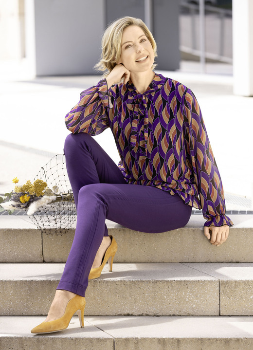 Langarm - Fabelhafte Bluse mit Bindeband, in Größe 036 bis 050, in Farbe SCHWARZ-LILA-CAMEL Ansicht 2