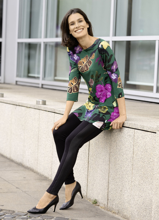 Shirts - Fantasievolle Tunika mit modisch flachem Ausschnitt Ansicht 2 Shirts - Fantasievolle Tunika mit modisch flachem Ausschnitt, in Größe 044 bis 054, in Farbe GRÜN-LILA-BUNT Ansicht 2