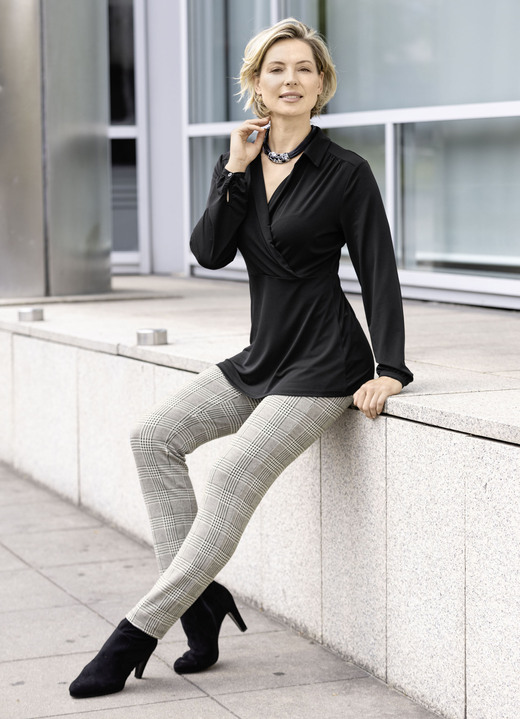 Shirts - Raffiniertes Shirt mit Polokragen in 2 Farben, in Größe 036 bis 052, in Farbe SCHWARZ Ansicht 2