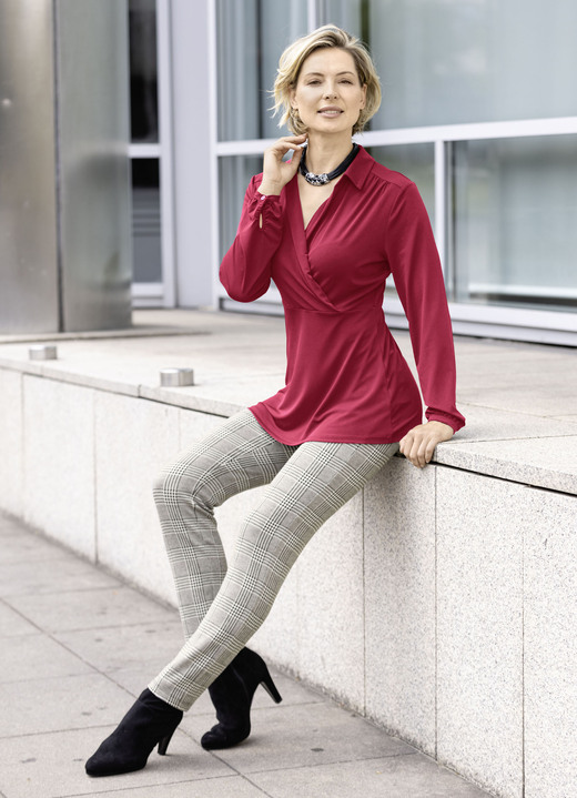 Shirts - Raffiniertes Shirt mit Polokragen in 2 Farben, in Größe 036 bis 052, in Farbe SCHWARZ Ansicht 4