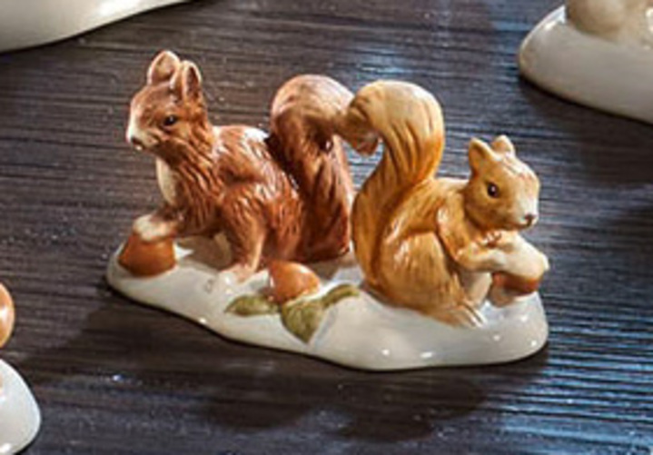 Goebel-Figuren - Winterliche Szene: Tolle Himmelsboten im Winterwald, in Farbe BUNT, in Ausführung Winterlicher Holzstapel Ansicht 5