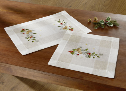 Aufwendig bestickte Tischdecke oder Kissenbezug