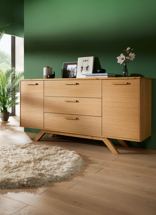 Sideboard mit massiven Holzbeinen und Holzgriffen