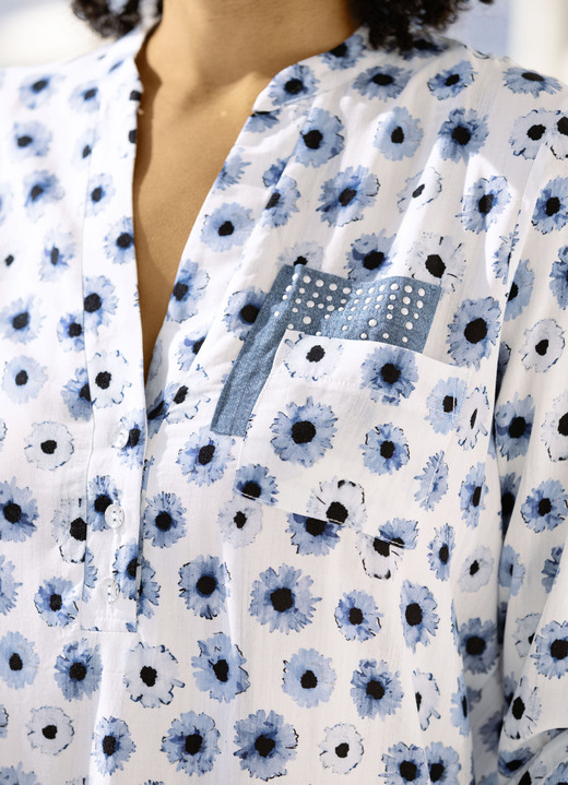 Shirts - Bluse mit kurzer Knopfleiste Ansicht 2 Shirts - Bluse mit kurzer Knopfleiste, in Größe 036 bis 052, in Farbe WEISS-BLAU Ansicht 2