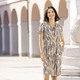 Kleider - Kleid mit kurzem Schlingenknopfverschluss – Farbe BEIGE-BRAUN-BUNT – Ansicht 1 Kleider - Kleid mit kurzem Schlingenknopfverschluss, in Größe 034 bis 050, in Farbe BEIGE-BRAUN-BUNT – Farbe BEIGE-BRAUN-BUNT – Ansicht 1