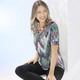 Kurzarm - Shirt mit V-Ausschnitt – Farbe GRÜN-LILA-BUNT Kurzarm - Shirt mit V-Ausschnitt, in Größe 036 bis 052, in Farbe GRÜN-LILA-BUNT
