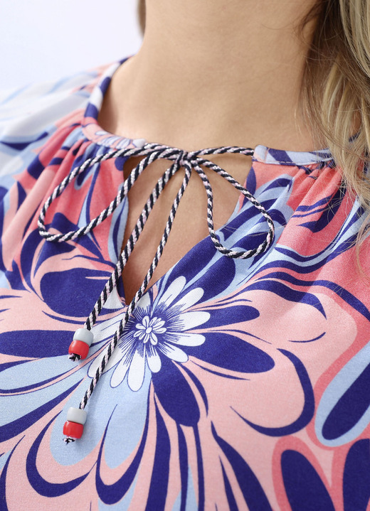 Shirts - Allover gemustertes Shirt mit V-Schlitz Ansicht 2 Shirts - Allover gemustertes Shirt mit V-Schlitz, in Größe 036 bis 052, in Farbe APRICOT-BLEU-ORANGE Ansicht 2