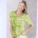 Kurzarm - Shirt in Batik-Optik in 2 Farben – Farbe PISTAZIE BATIK – Ansicht 1 Kurzarm - Shirt in Batik-Optik in 2 Farben, in Größe 036 bis 052, in Farbe BLAU BATIK – Farbe PISTAZIE BATIK – Ansicht 1