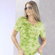 Kurzarm - Shirt in Batik-Optik in 2 Farben – Farbe PISTAZIE BATIK – Ansicht 2 Kurzarm - Shirt in Batik-Optik in 2 Farben, in Größe 036 bis 052, in Farbe BLAU BATIK – Farbe PISTAZIE BATIK – Ansicht 2