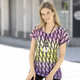 Kurzarm - Shirt mit überschnittener Schulterpartie – Farbe PINK-GELB-LILA – Ansicht 2 Kurzarm - Shirt mit überschnittener Schulterpartie, in Größe 036 bis 052, in Farbe PINK-GELB-LILA – Farbe PINK-GELB-LILA – Ansicht 2