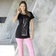 Kurzarm - Shirt mit Strasszier in 2 Farben – Farbe SCHWARZ – Ansicht 2 Kurzarm - Shirt mit Strasszier in 2 Farben, in Größe 038 bis 056, in Farbe PINK – Farbe SCHWARZ – Ansicht 2