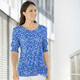 Shirts - Bezauberndes Shirt mit Smokverarbeitung – Farbe ROYALBLAU-WEISS – Ansicht 1 Shirts - Bezauberndes Shirt mit Smokverarbeitung, in Größe 036 bis 050, in Farbe ROYALBLAU-WEISS – Farbe ROYALBLAU-WEISS – Ansicht 1