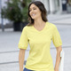 Kurzarm - Shirt mit eingefassten, kurzen Ärmeln in 3 Farben – Farbe GELB – Ansicht 2 Kurzarm - Shirt mit eingefassten, kurzen Ärmeln in 3 Farben, in Größe 036 bis 052, in Farbe GELB – Farbe GELB – Ansicht 2
