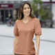 Kurzarm - Shirt mit eingefassten, kurzen Ärmeln in 3 Farben – Farbe CAMEL – Ansicht 1 Kurzarm - Shirt mit eingefassten, kurzen Ärmeln in 3 Farben, in Größe 036 bis 052, in Farbe GELB – Farbe CAMEL – Ansicht 1