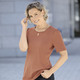 Kurzarm - Shirt mit dekorativem Halsausschnitt in 3 Farben – Farbe CAMEL Kurzarm - Shirt mit dekorativem Halsausschnitt in 3 Farben, in Größe 036 bis 052, in Farbe GELB