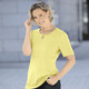 Kurzarm - Shirt mit dekorativem Halsausschnitt in 3 Farben – Farbe GELB Kurzarm - Shirt mit dekorativem Halsausschnitt in 3 Farben, in Größe 036 bis 052, in Farbe GELB