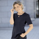 Kurzarm - Shirt mit dekorativem Halsausschnitt in 3 Farben – Farbe MARINE Kurzarm - Shirt mit dekorativem Halsausschnitt in 3 Farben, in Größe 036 bis 052, in Farbe GELB