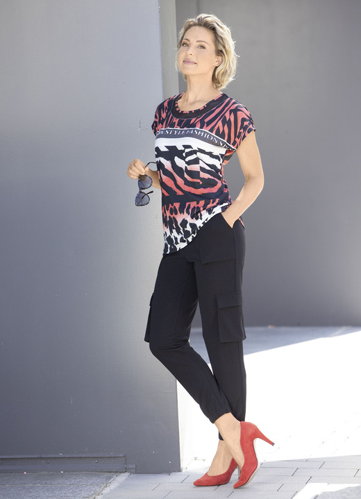 Kurzarm - Shirt mit Kontrast-Schriftzug Ansicht 2 Kurzarm - Shirt mit Kontrast-Schriftzug, in Größe 036 bis 052, in Farbe SCHWARZ-KORALLE-WEISS Ansicht 2