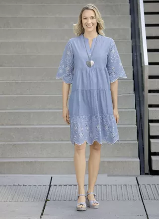 Kleid mit feiner Stickerei