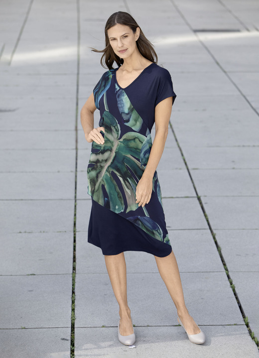 Sommerkleider - Kleid mit Chiffon-Besatz Ansicht 2 Sommerkleider - Kleid mit Chiffon-Besatz, in Größe 036 bis 052, in Farbe MARINE-GRÜN-BUNT Ansicht 2