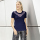 Anlassblusen - Shirt-Tunika mit Netz-Einsatz – Farbe MARINE Anlassblusen - Shirt-Tunika mit Netz-Einsatz, in Größe 036 bis 054, in Farbe MARINE