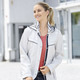 Kurz - Funktionsjacke mit kontrastfarbenen Akzenten – Farbe KITT – Ansicht 1 Kurz - Funktionsjacke mit kontrastfarbenen Akzenten, in Größe 038 bis 054, in Farbe KITT – Farbe KITT – Ansicht 1