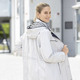 Kurz - Funktionsjacke mit kontrastfarbenen Akzenten – Farbe KITT – Ansicht 3 Kurz - Funktionsjacke mit kontrastfarbenen Akzenten, in Größe 038 bis 054, in Farbe KITT – Farbe KITT – Ansicht 3