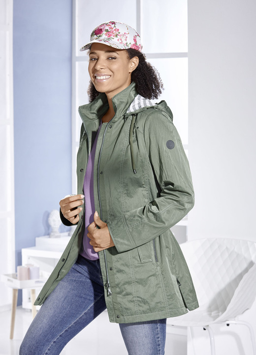 Kurz - Jacke mit Schub- und Reißverschlusstaschen Ansicht 2 Kurz - Jacke mit Schub- und Reißverschlusstaschen, in Größe 019 bis 054, in Farbe NAVY Ansicht 2