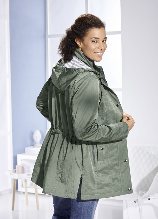 Kurz - Jacke mit Schub- und Reißverschlusstaschen, in Größe 019 bis 054, in Farbe OLIV Ansicht 3