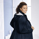 Kurz - Jacke mit Schub- und Reißverschlusstaschen – Farbe NAVY Kurz - Jacke mit Schub- und Reißverschlusstaschen, in Größe 019 bis 054, in Farbe NAVY