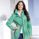 Kurz - Funktionsjacke mit abnehmbarer Kapuze – Farbe SMARAGDGRÜN – Ansicht 2 Kurz - Funktionsjacke mit abnehmbarer Kapuze, in Größe 036 bis 054, in Farbe SCHWARZ – Farbe SMARAGDGRÜN – Ansicht 2