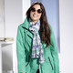 Kurz - Funktionsjacke mit abnehmbarer Kapuze – Farbe SMARAGDGRÜN – Ansicht 1 Kurz - Funktionsjacke mit abnehmbarer Kapuze, in Größe 036 bis 054, in Farbe SCHWARZ – Farbe SMARAGDGRÜN – Ansicht 1