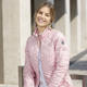 Kurz - Kurzjacke mit seitlich figurgünstiger Längssteppung – Farbe ROSÉ – Ansicht 2 Kurz - Kurzjacke mit seitlich figurgünstiger Längssteppung, in Größe 034 bis 052, in Farbe ROSÉ – Farbe ROSÉ – Ansicht 2