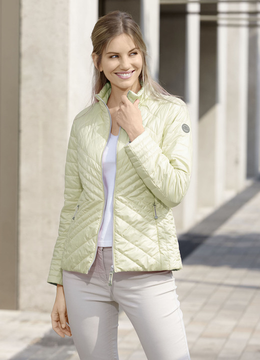 Kurz - Kurzjacke mit seitlich figurgünstiger Längssteppung Kurz - Kurzjacke mit seitlich figurgünstiger Längssteppung, in Größe 034 bis 052, in Farbe HELLGRÜN