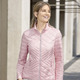 Kurz - Kurzjacke mit seitlich figurgünstiger Längssteppung – Farbe ROSÉ – Ansicht 1 Kurz - Kurzjacke mit seitlich figurgünstiger Längssteppung, in Größe 034 bis 052, in Farbe ROSÉ – Farbe ROSÉ – Ansicht 1