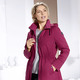 Kurz - Funktionsjacke mit dezentem Streifendessin – Farbe RUBINROT – Ansicht 3 Kurz - Funktionsjacke mit dezentem Streifendessin, in Größe 018 bis 054, in Farbe SAND – Farbe RUBINROT – Ansicht 3