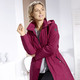 Kurz - Funktionsjacke mit dezentem Streifendessin – Farbe RUBINROT – Ansicht 4 Kurz - Funktionsjacke mit dezentem Streifendessin, in Größe 018 bis 054, in Farbe SAND – Farbe RUBINROT – Ansicht 4