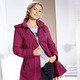 Kurz - Funktionsjacke mit dezentem Streifendessin – Farbe RUBINROT – Ansicht 1 Kurz - Funktionsjacke mit dezentem Streifendessin, in Größe 018 bis 054, in Farbe SAND – Farbe RUBINROT – Ansicht 1