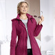 Kurz - Funktionsjacke mit dezentem Streifendessin – Farbe RUBINROT – Ansicht 6 Kurz - Funktionsjacke mit dezentem Streifendessin, in Größe 018 bis 054, in Farbe SAND – Farbe RUBINROT – Ansicht 6