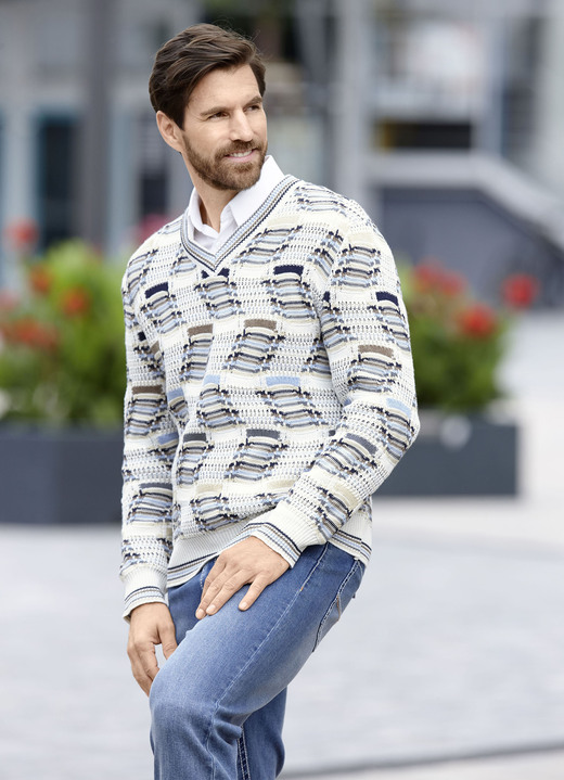 Gemustert - Modischer V-Pullover mit Intarsienmuster Ansicht 2 Gemustert - Modischer V-Pullover mit Intarsienmuster, in Größe 046 bis 062, in Farbe ECRU-BEIGE-MARINE Ansicht 2