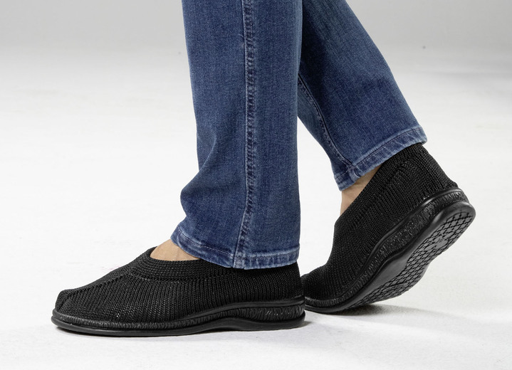 Slipper & Schnürschuhe - Slipper aus elastischem Strickmaterial Ansicht 4 Slipper & Schnürschuhe - Slipper aus elastischem Strickmaterial, in Größe 039 bis 045, in Farbe SCHWARZ Ansicht 4